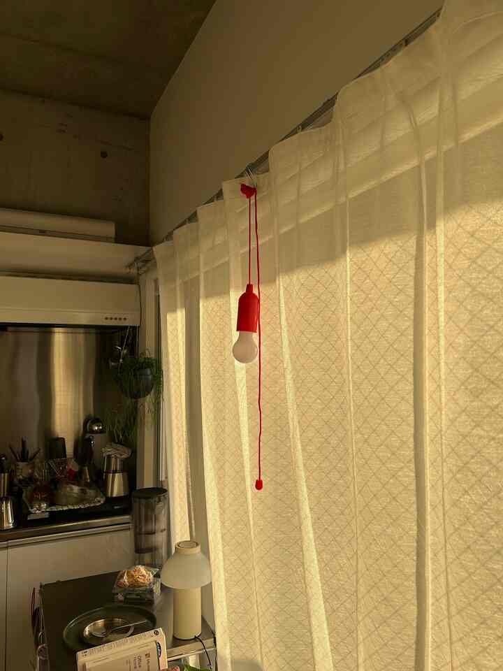 カチッとするだけのLEDライト！
安くて赤くて可愛かったので購入
明るさは期待しないでください〜笑

#ワンルームインテリア　#賃貸インテリア　#インダストリアルモダン
