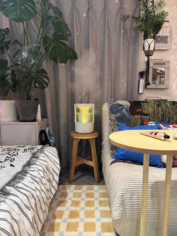 明るいイエローとナチュラルウッドトーンの居心地良いリビング、サイドテーブルとミニラグが配置された自然を感じるインテリア