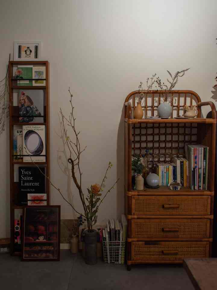 お気に入りなアングル🟠
　　
#一人暮らし #賃貸 #ワンルーム #1R #アンティーク #アート #本 #ラタン #籐 #キャビネット #ヴィンテージ #フラワーベース #花 #植物 #soil #サンゲツ #無印良品 #京都
