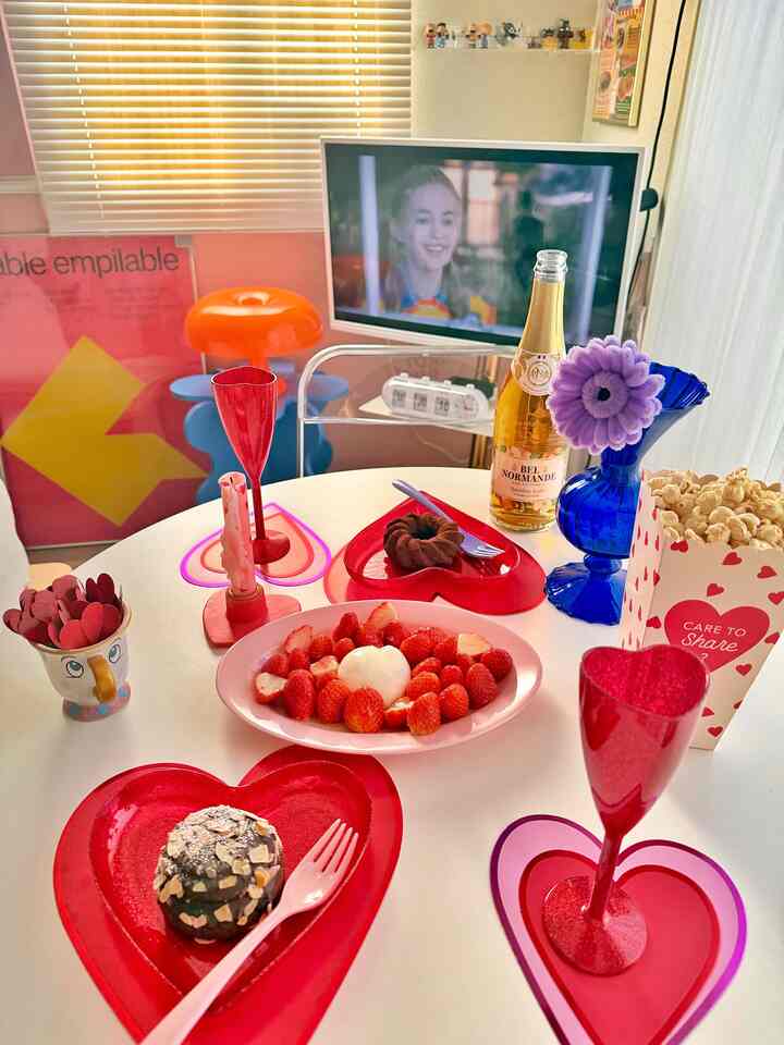 ミスド新作食べながらストシン5見ました💖

#カラフルインテリア #一人暮らし #バレンタイン 