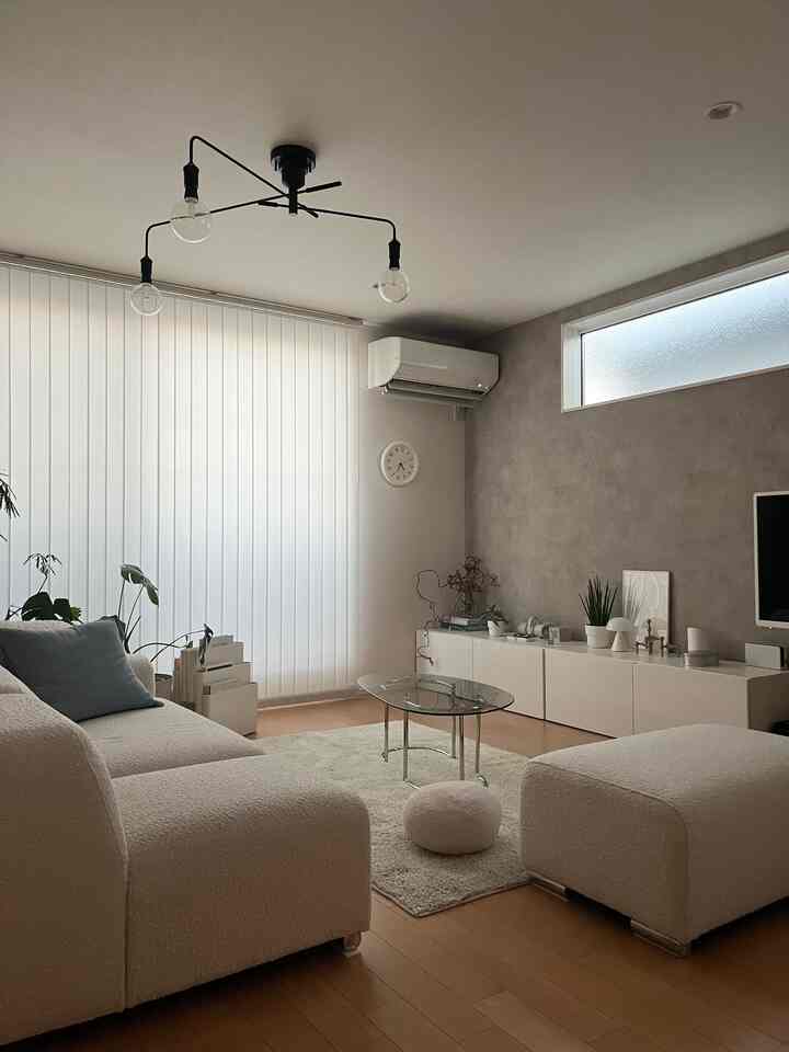 A slightly redesigned living room 𓂃 𓈒𓏸

#2026OhouseNewLife #韓国インテリア #ホワイトインテリア #ブークレソファ #IKEA #ペストー #ILKW #roomnhome #littlerooms #pictowatches