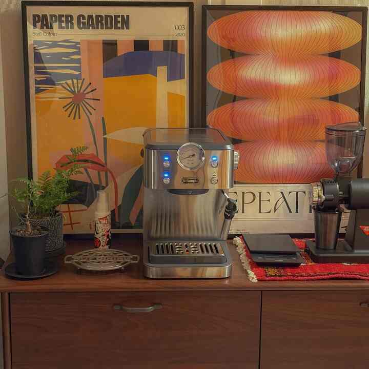 カフェコーナー更新です🫶💗
念願のデロンギを迎えました!
カフェラテがより一層深みのある味わいに😳

佇まいが美しく、シルバーのカラーも
真ん中に取り付いているメーターもカッコいい
なんというか、ロマンを感じます💭

お値段も3万円台と、このルックスと機能では
お手ごろだと思い選びました😌

#カフェコーナー
#エスプレッソマシン
#デロンギ
#カフェラテ
#カプチーノ
#コーヒーコーナー
#おうちカフェ

