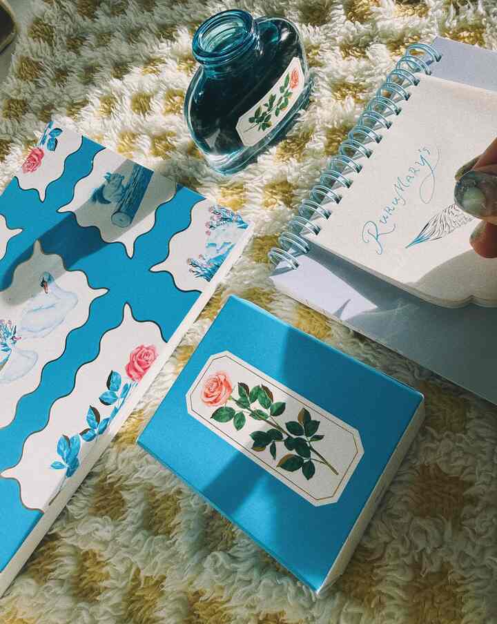 RURU MARY’S × 蔦屋書店

今回もばっちりゲットした！
白鳥のこの柄大好きなの…！
ガラスペン初めて書いてみたけどルルメリーのブルーでとっても綺麗

🦢🌹🩵

2枚目からは前の家の頃
Francfrancコラボ爆買いしたときの🩵

⸻

RURU MARY’S × Tsutaya Bookstore

I got everything perfectly again!
I really love this swan pattern…
It was my first time using a glass pen, and the RURU MARY’S blue is so beautiful.

🦢🌹🩵

From the second photo, it’s from my previous home.
That time when I bought a lot from the Francfranc collaboration 🩵

⸻

RURU MARY’S × 츠타야 서점

이번에도 완벽하게 겟!
이 백조 패턴 정말 좋아해요…
유리 펜은 처음 써봤는데, 루루메리의 블루 컬러가 너무 예뻐요.

🦢🌹🩵

두 번째 사진부터는 이전 집에서의 모습이에요.
Francfranc 콜라보를 잔뜩 샀을 때 🩵

⸻

#RURUMARYS #RURU_MARYS #ルルメリー #蔦屋書店 #TSUTAYA #蔦屋 #文房具 #stationery #문구 #ガラスペン #glasspen #유리펜 #ノート #notebook #노트 #古民家 #ジャパンディ #japandi #古道具 #猫のいる暮らし #blue #韓国インテリア #cat #ジャンボリニスト