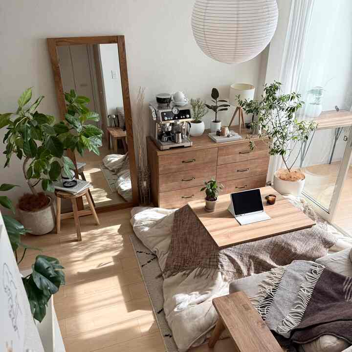 Ruang tamu yang bermandikan cahaya matahari musim dingin yang lembut.

#InteriorAlami #北欧インテリア #ラグ #鏡 #姿見 #全身鏡 #チェスト #タンス #間接照明 #ローテーブル #テーブル #ミラー #ソファ #こたつ