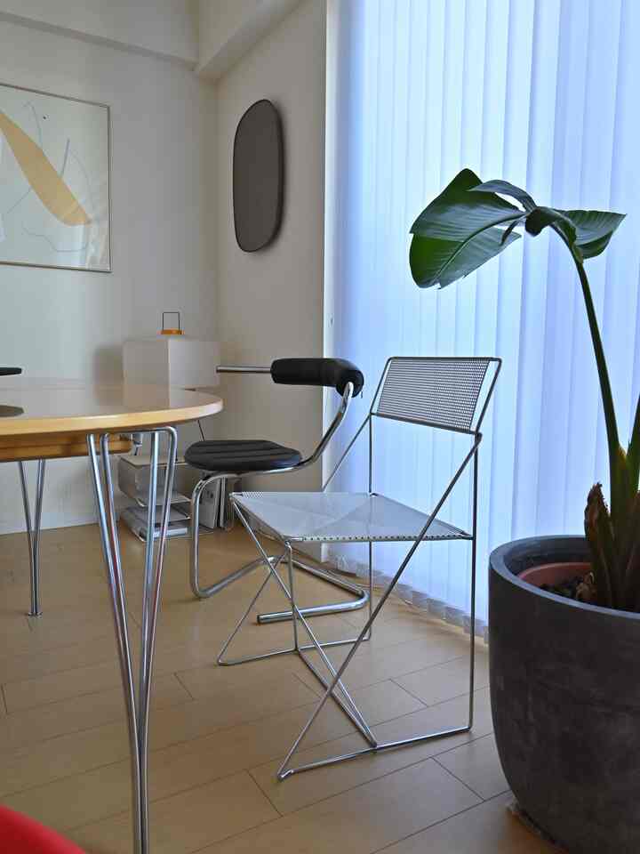 #ダイニング #tecta #akari #muuto #ムート 
#朝の風景 

朝、子供たちが起きてくる前の時間
誰も座っていない椅子が綺麗でした

こういった瞬間があるから、家具はいいなって思います

■購入先はリンクより🛒🔗
XLINE CHAIRはヴィンテージで購入しました。現在はHAYで復刻されています。