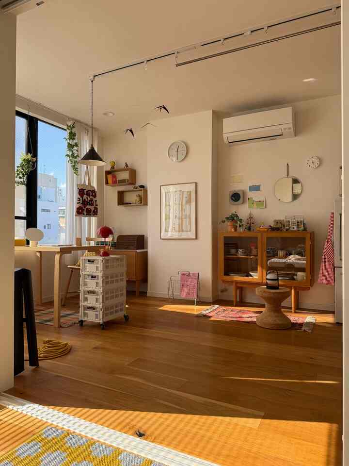 白い壁と温かみのあるナチュラルカラーの家具が配された6畳のダイニング、かわいらしい小物が調和する落ち着いた空間