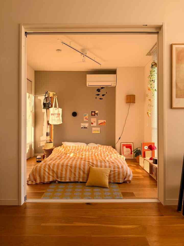 私は2022年4月から自分の好きなものだけを集めたお部屋づくりをはじめました！

好きなものは時間ともに変わっていくことがあり、手放したインテリアはたくさんありますが、変わらずにずっと好きなものもたくさんあります☺️

その中でもコルクファミリーのスツールは、ずっと好きなものの一つで、恐らく手放すことはないと思っています✨

#一生物 #インテリア #お部屋づくり #スツール #コルクファミリー