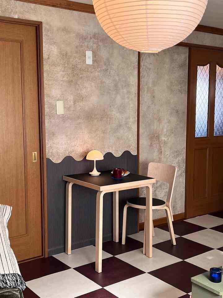 artekの机と椅子のセットが部屋に🪑
80Cサイズのテーブルはひとりでご飯食べたり、勉強したりにピッタリのサイズ感ですごく使える！
#artek #テーブル #椅子 #腰壁 #DIY #北欧 