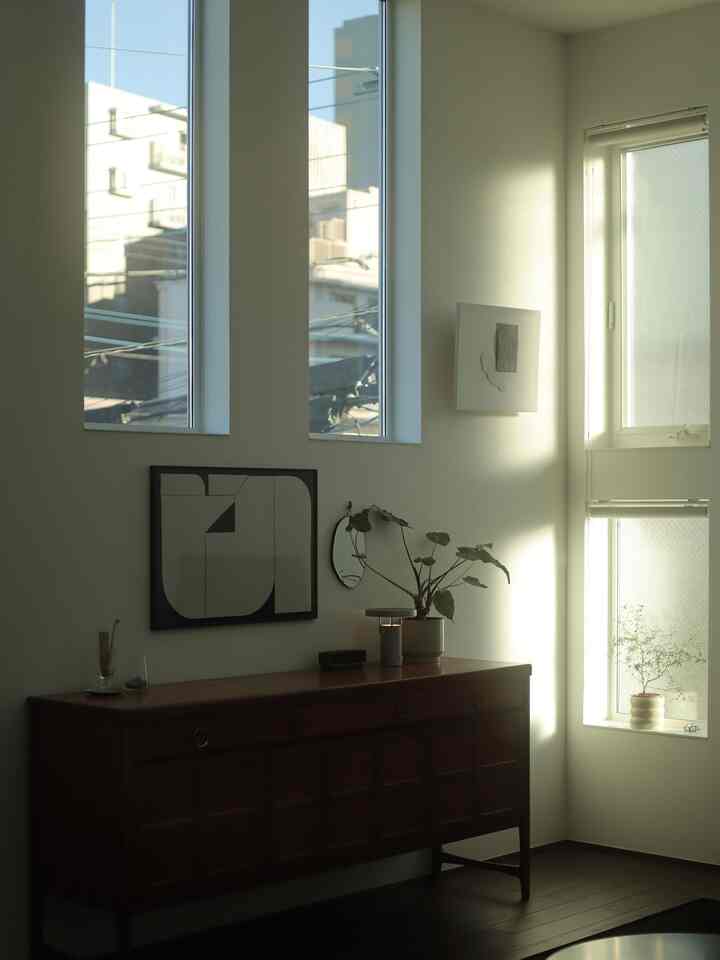 冬は朝日が1番良く入るなあ
┈┈┈┈┈
　
直接陽が入る窓は少なくしてもらっているので、光がダイレクトに入ってくるこの東窓で季節が分かる。
　
夏の夕方の、オレンジで奥まで光が届く感じも好きだけれど、冬の柔らかい白い朝日も良いな。

#ヴィンテージ家具 #ミッドセンチュリーモダン #ヴィンテージモダン #アート #ミラー 