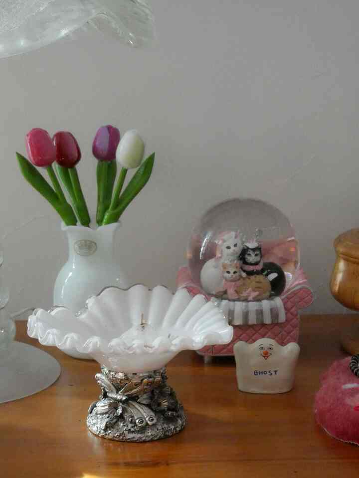 お気に入りと新入り小物たち🪄

猫ちゃんのスノードームはいい意味でクリスマス味が少ないので、これ通年飾れるのでは..?と思い始めた今日この頃🐈

カービィのお部屋、レトロなくまさんのティッシュボックス(ティッシュ入れてないけど)、イラストレーターさんのグッズ、どれもお気に入り🫶

今年は可愛い小物を増やして、棚の上をいい意味でごちゃっとさせたい気分🦢🎀


#カラフル #飾り棚 #カービィ #レトロ #レトロインテリア