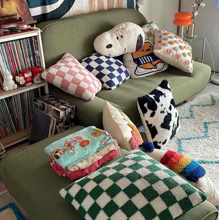 Ruangan selanjutnya sudah sepenuhnya dikuasai oleh cucian dan bantal 😂
Aku berpikir untuk mengubahnya menjadi ruang tempat aku bisa bersantai dan mendengarkan piringan 