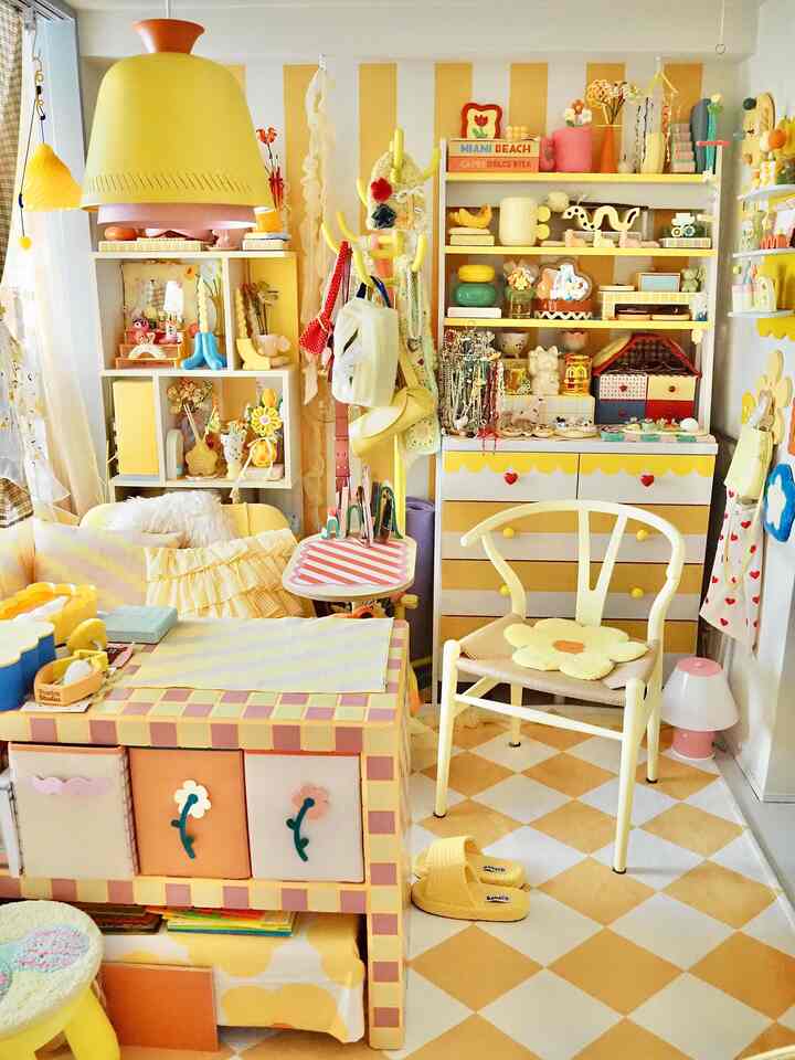 黄色の照明と家具が調和したかわいらしいリビング、さまざまな収納アイデアとカラフルな装飾が配置された雰囲気のあるインテリア