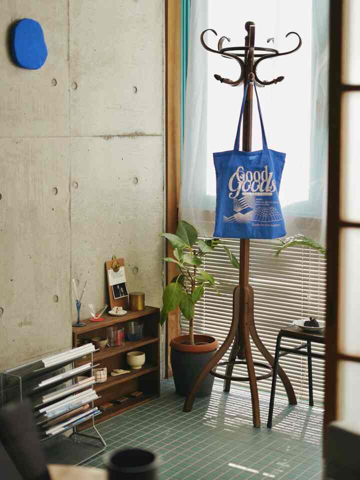 サンルーム、少し模様替え🌞
最近購入した青いトートバッグ、かけているだけで部屋のアクセントにもなって可愛い🧳💙

#インテリア #インテリア小物 #インテリア配色 #インテリア家具 #古家具 #観葉植物 #植木鉢 #器 #器のある暮らし #サンルーム #コンクリート #コンクリート打ちっ放し #ディスプレイ #間接照明 #間接照明インテリア #アンティーク家具 #ビンテージ家具 