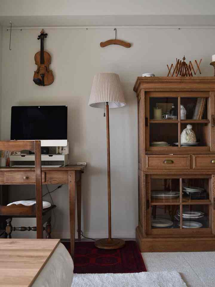 アンティークにあうフロアランプ。
買って良かったもの！

#フロアランプ #照明 #賃貸 #インテリア
#ワークスペース #アンティーク家具 
#水屋箪笥 #古家具 #食器棚 #賃貸暮らし
#マンション #マンションインテリア 
#フレンチ #フランス #ヴィンテージ