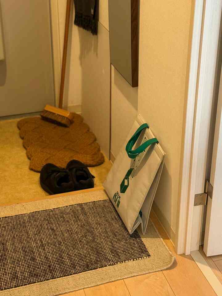 A cooler bag that you can leave out until you get home and put it back in your car.
I recommend Seijo Ishii's fun light gray and green cooler bag. It's sold in stores and online.
The opening has a wide Velcro closure that closes easily and is quite strong, so it won't come open even if you pack a lot inside. It's also a very reasonable price at 550 yen.
#CoolerBag #クーラーバッグ #成城石井