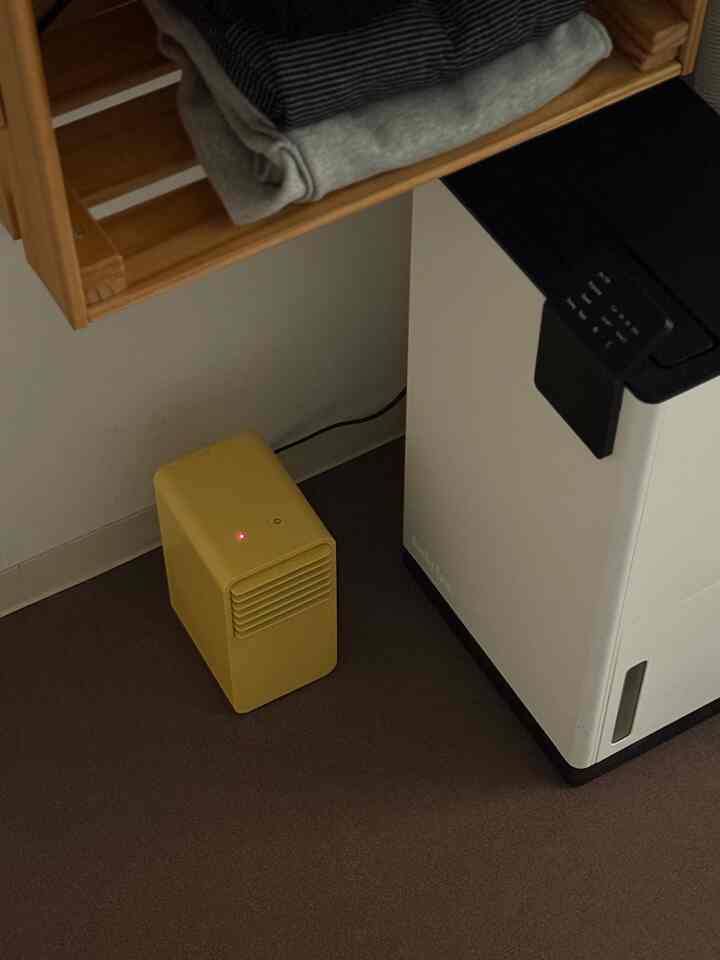 洗面脱衣の一角。
トイレにも置いてるプラスマイナスゼロのミニファンヒーター。タイマーは無いけど1時間でオフになるのが良い。茶色の床に黄色が映えてお気に入りです。数年前に廃盤となりフリマアプリで探しました！
余ってたIKEAのボックスを壁にピンで取り付けて部屋着の棚に。浮かせると掃除も楽だし、部屋干し用の除湿機も下に綺麗に収まり、やって良かったプチDIYのひとつ。
#賃貸 #脱衣所 #ヒーター #暖房