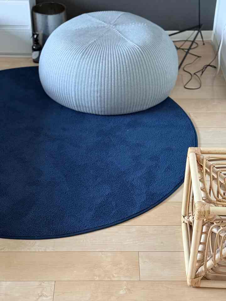 In front of the walk-in closet next to the bed in the bedroom.
This spacious 150cm round rug from ohouse adds fun to the interior.
I love it because it reduces the cold feeling of the flooring and is easy to care for.
#rug #円形ラグ #ラウンドラグ #敷物