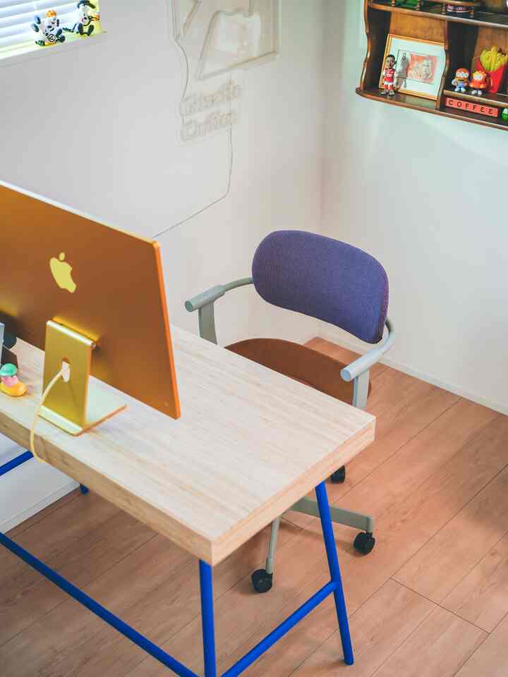 SNSでよくご質問いただくデスクは、
IKEAのリルオーセンの脚をペンキで塗ったもの🟦

我が家のインテリアはIKEAもヴィンテージも取り入れながら、素材やカラーのバランスを意識して組み合わせています。

#IKEA #IKEAHACK #カラフルインテリア