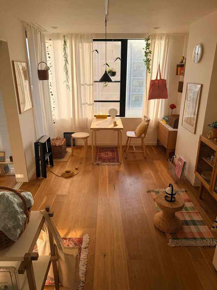 コンパクトなラグをたくさん敷く

最近、小さめのラグをたくさん敷くのがマイブームです✨
コンパクトなラグは手入れも簡単で、いろんな場所で使える汎用性もあるので、ぜひ気軽に取り入れて欲しいアイテムのひとつです☺️

#ミニラグ #ラグのある暮らし #インテリア #マット #ラグ