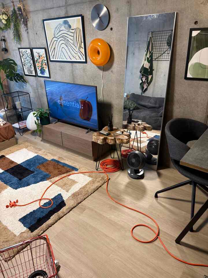 オレンジの延長コード（長さ10m）は屋外作業向けの商品ですが、インテリアとして使えて実用性も高いのでとても気に入ってます◎
#ひとり暮らし #延長コード #カラーコード #cosmone 