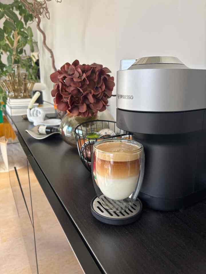 Home cafe 🍰☕️
The milk layer is beautiful 🥛👀

#interior #お家カフェ　#TOKYO #賃貸暮らし　#Nespresso #カフェラテ