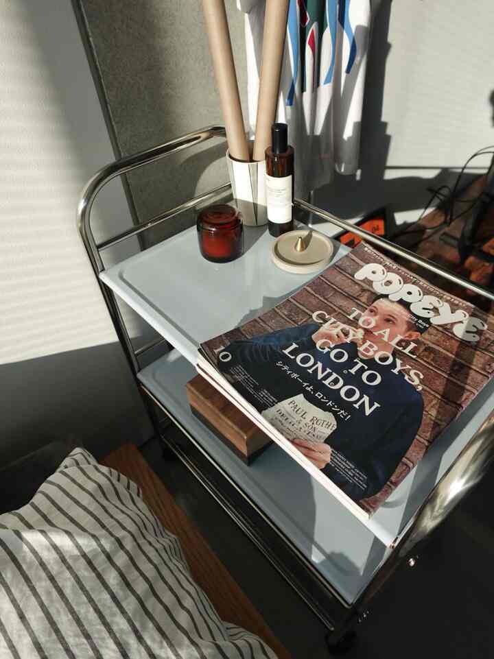 シルバーのステンレス製3段トロリーがベッド横に配置されたミッドセンチュリーモダンの寝室の印象的な空間