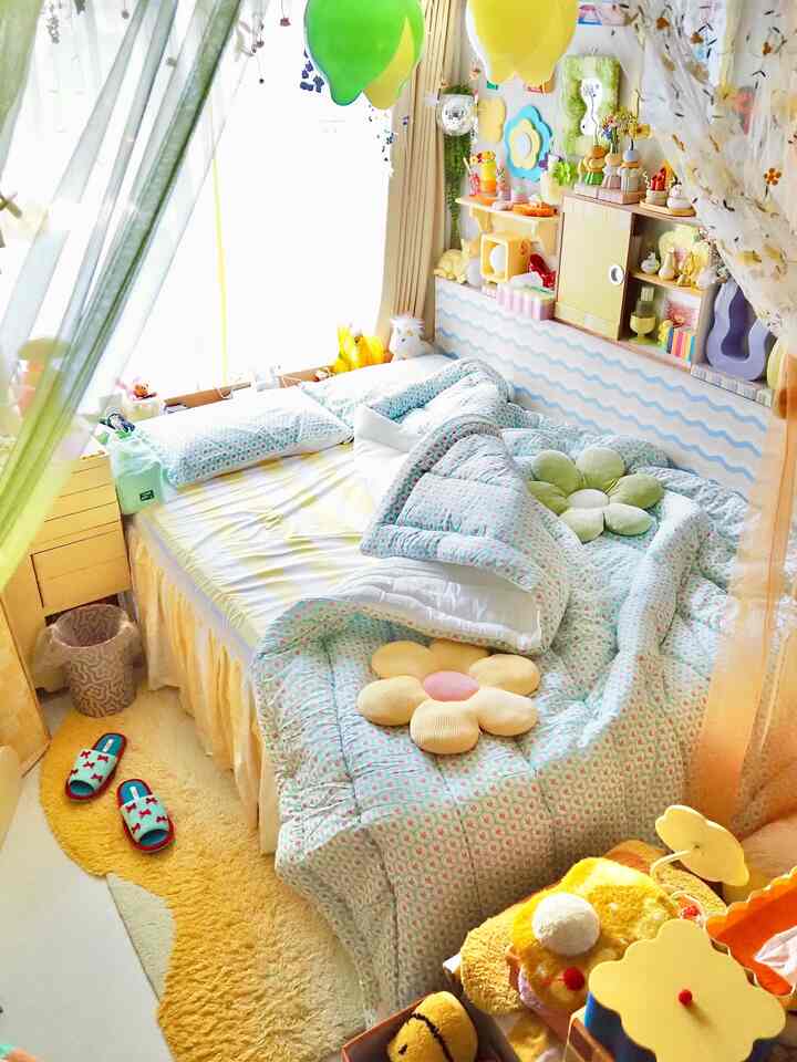 ベッドルームの雰囲気を変えたくて、ベッドスカートとお布団を新調しました💛

イエローストライプのベッドスカートはOhouseで買ったよ！可愛すぎない!? 

掛け布団と枕カバーは、Greem Hotelさんからいただきました💐 大きめサイズで助かる🥹🫶

#2026Ohouse新生活 #カラフルインテリア #ベッドルーム #カラフルポップ