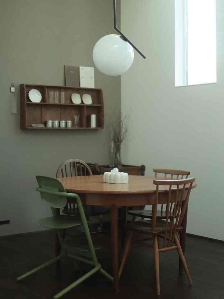 ダイニングにも似合うティッシュケース
┈┈┈┈┈
　
食卓にティッシュは必須であって、でもどうしても雑多な雰囲気になりがちなものというか、だからといって隠してしまうと不便だし、お洒落なケースは詰め替えが一手間かかったり…
　
それが全て解決するケースです 🧻
　
#2026Ohouse新生活 #Ohouse購入品 #ティッシュケース