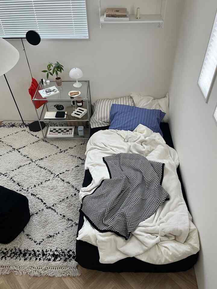 Kamar di sebelah ruang tamu 𓂃 𓈒𓏸🚪

Sejak kami memasang tempat tidur,
saya telah sedikit menatanya ulang,
tapi inilah posisi yang terasa tepat saat ini 🛏️💙

#2026OhouseNewLife #韓国インテリア #リビング横の部屋 #クッションフロアdiy #和室diy #ベッドルーム



