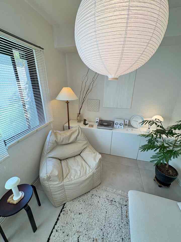 小さなラグマットを取り入れるだけで
簡単にお部屋の気分転換が出来てオススメです🎈
新生活の模様替えにも取り入れやすそう✨

#モダンインテリア #韓国インテリア #2人暮らし #模様替え　#2026ohouse新生活 
#Ohouseショッピング 