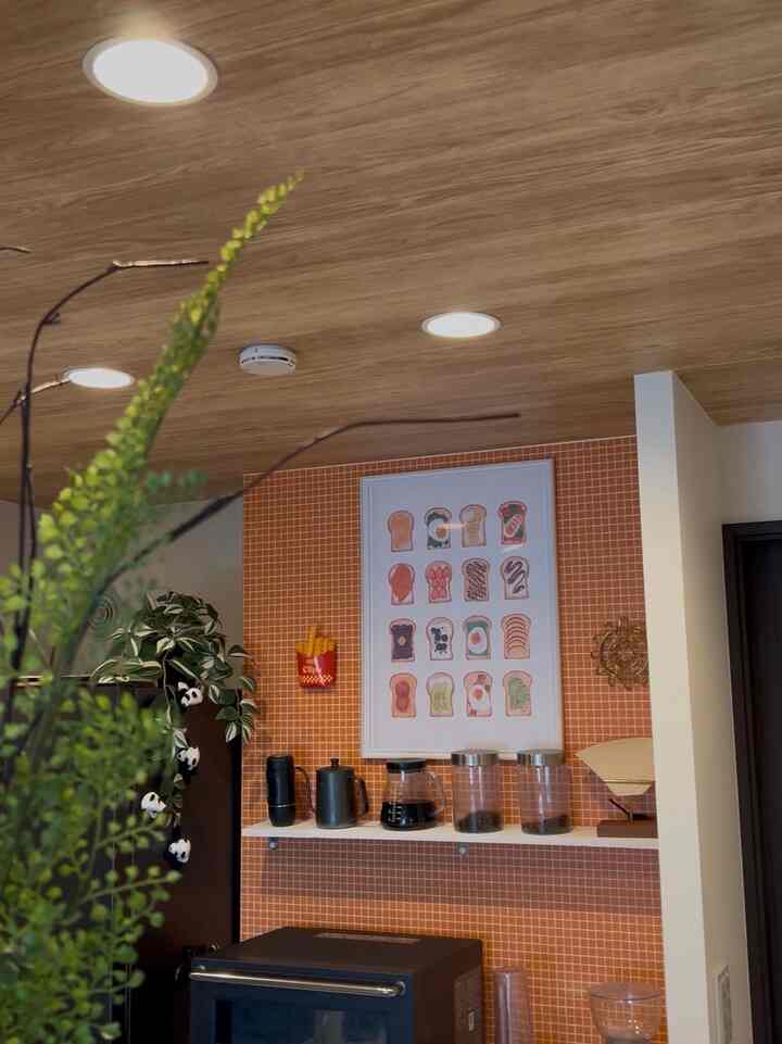 天井と壁にリメイクシートを貼ったキッチン🍳
飾り棚もDIYで取り付けて、コーヒーグッズをディスプレイしています☕️
#カラフル #レトロ #タイル #ポップ #カフェ風 #海外風 