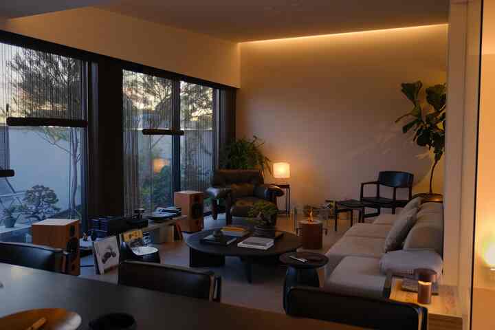 余白がありすぎる白い壁に
今年はアートをかけたい🖼️


#vintagefurniture #sergiorodrigues
#interiorinspo #ecosmartfire
#pepeのいえ