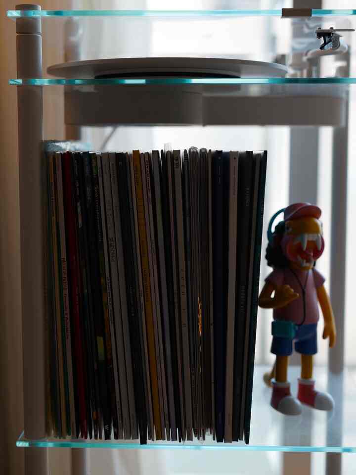 レコードを買い始めてもう少しで1年

LPをセットして針を落とす体験はもちろん、自分が好きな音楽が蓄積されていく感じが、数年後見返す時間を想像するとすごく楽しみです

#一人暮らし
#1LDK
#moderndeco