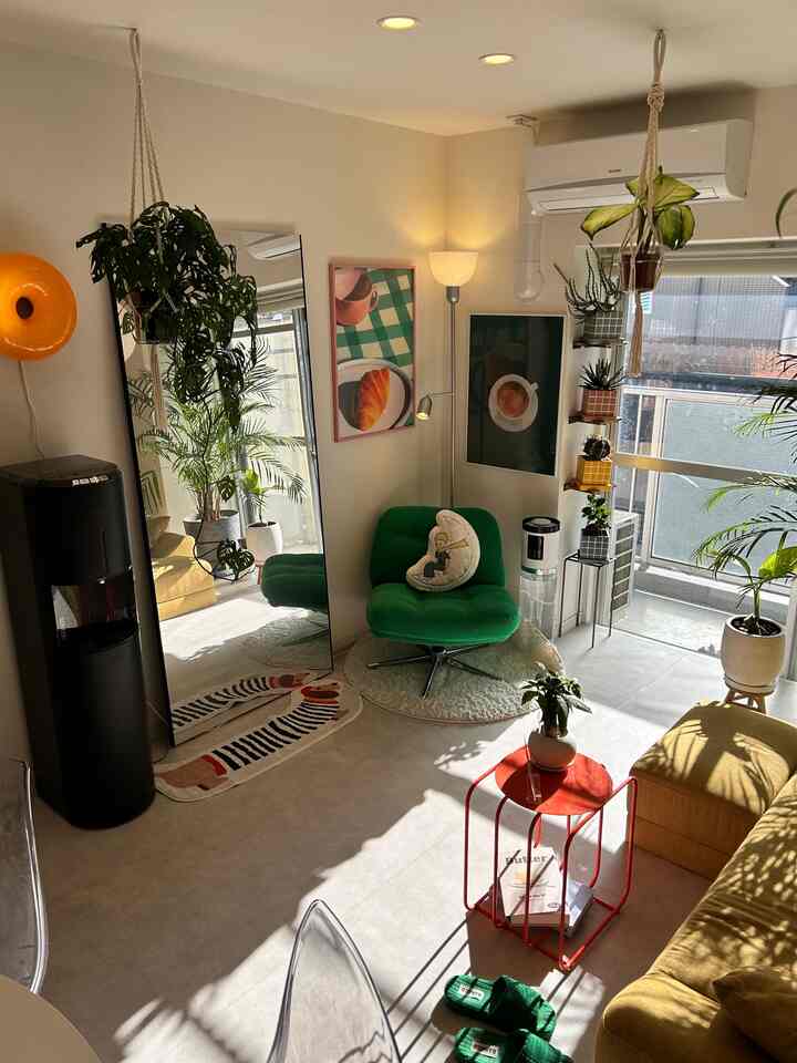 休日の昼下がり、綺麗な光が入った瞬間📷
大きなミラーで空間を広く明るくしています。
#カラフル #ポップ #アート #グリーン #北欧 #ミッドセンチュリー #海外風 #韓国風 #カフェ風