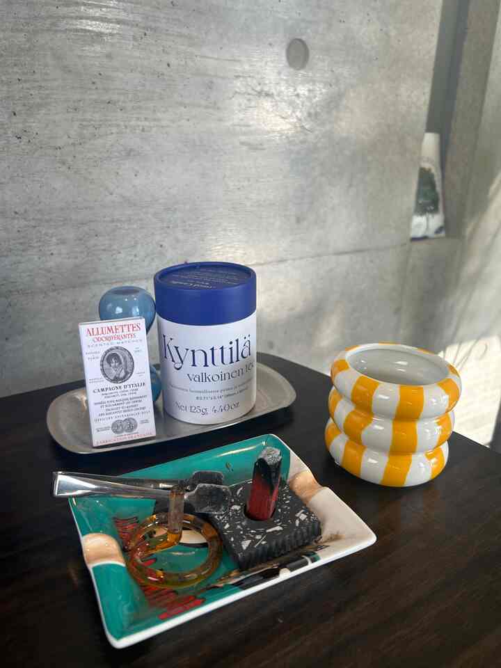 デスク机の香りコーナー🌱
お香も好きだし香木も好きだけど
科学っぽい香りは苦手...
どこのお香みんな使ってる？
.
#お香 #香り #デスクワーク #一人暮らし #空間