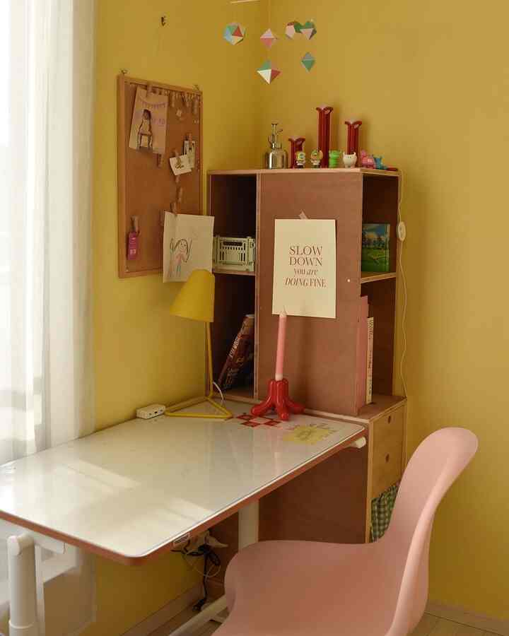 娘用のデスクは昇降タイプで収納は造作しました🔨DIY詳細はInstagramに載せてるので是非見ていただけたら嬉しいです🥰

#デスクツアー #勉強机                                                                     