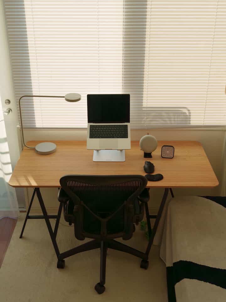 A wide 140cm desk perfect for both working from home and everyday life 👩🏻‍💻

#SingleLiving #ワンルーム #1LDK #賃貸
#Loft #HAY #IKEA