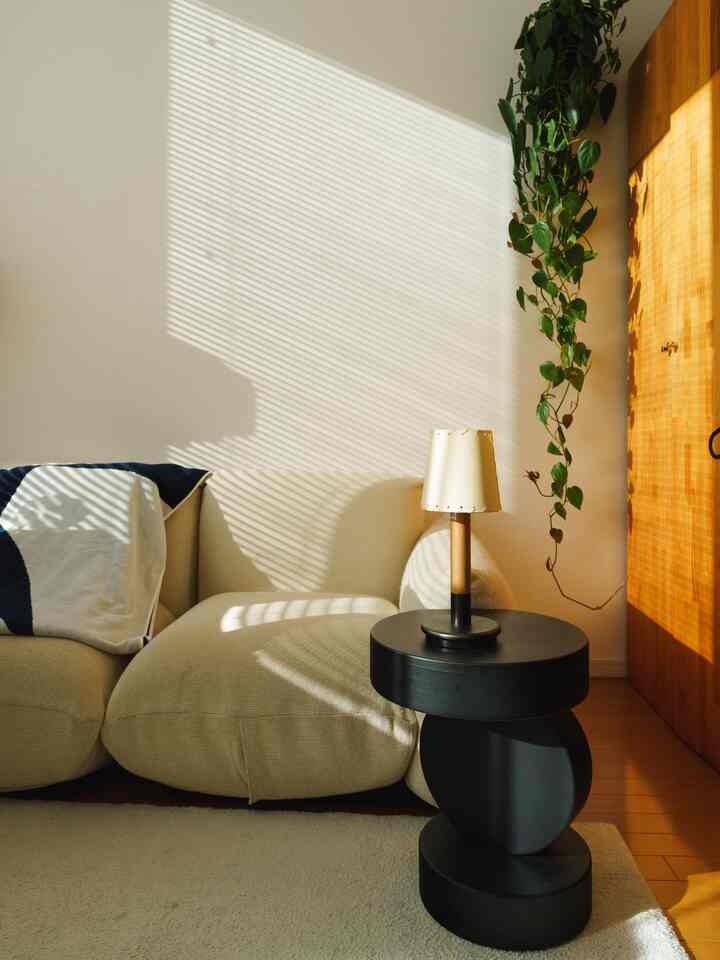 The living room is 7 tatami mats in size.

It's not particularly spacious, but I fell in love with it at first sight when I viewed it.
To take advantage of the high ceilings, I focused on lowering my line of sight. 👀

By simply choosing low-profile furniture,
the sense of openness felt the moment I entered the room changed.

I didn't compromise on the large furniture, choosing pieces that would become the "face of the room" and that I could cherish for a long time.
I bought a Marenco sofa, which I'd always wanted, and an Isamu Noguchi Akari.

By lowering the furniture, the furniture doesn't feel oppressive,
and despite the small space, it creates a sense of spaciousness and relaxation. 🏠

#LivingAlone #ワンルーム #1LDK #賃貸
#Loft #HAY #IKEA