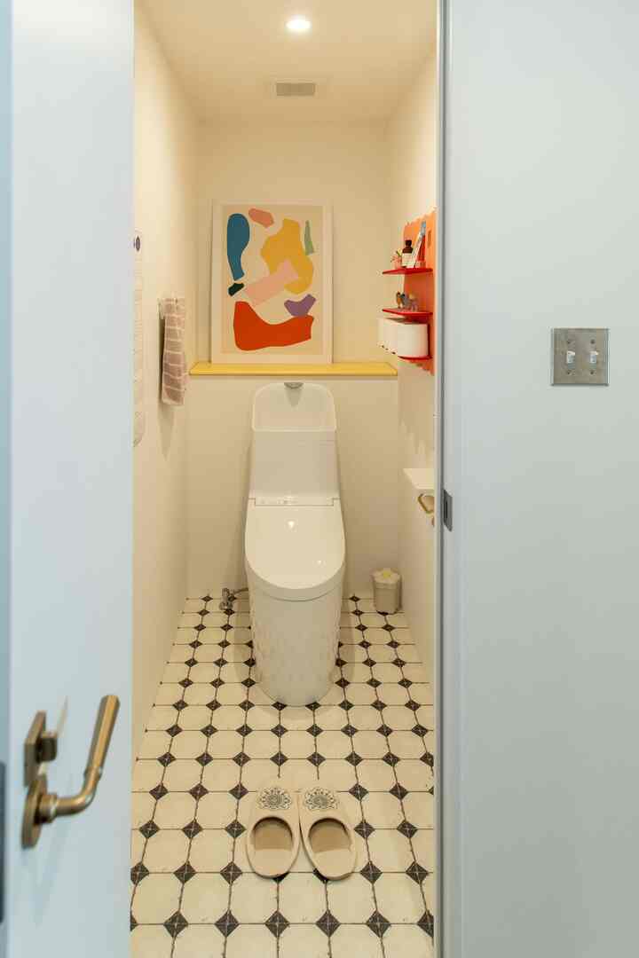 カラフルポップなトイレ
背後の黄色い部分には収納スペースも作りました。
パカっと開いて掃除道具など入れられます！
#トイレ
#カラフルポップ
#カラフルインテリア
#カラフルなトイレ
#リノベーション