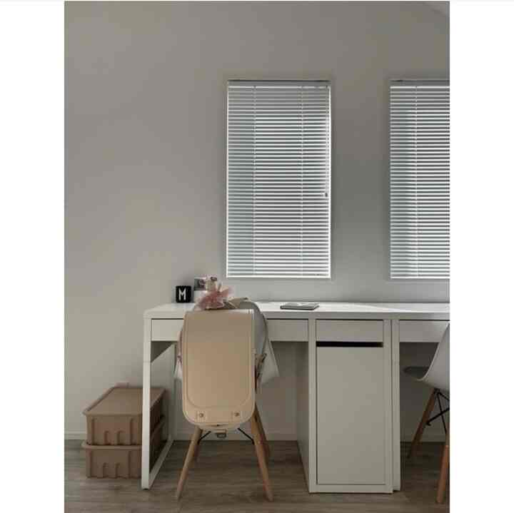 白とナチュラルカラーの子供部屋、机と椅子が配されたシンプルで清潔感のあるインテリア