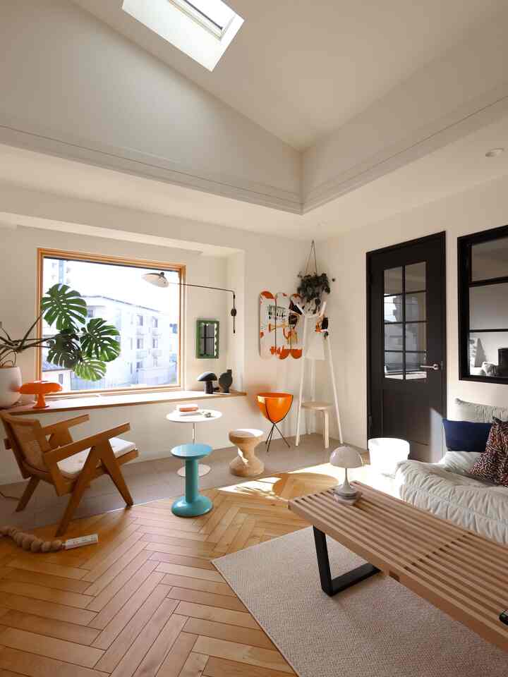 明るいホワイトと暖かみのある木目調のリビング、ミッドセンチュリーモダン家具と自然光が調和した雰囲気のある空間