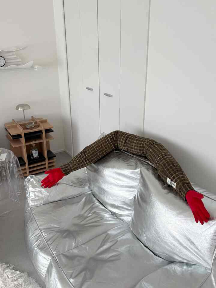 シルバーのビーズクッションソファが配置された白を基調としたモダンなリビング空間