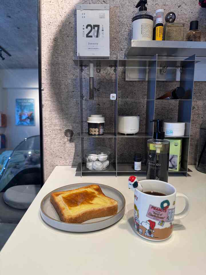 ダイニングテーブルとステンレスカップの棚
Ohoseショップで買ったけど
めちゃくちゃ
大当たり

カップ棚は本当にしっかりとした
ステンレスで高級感あって
高見えするから
何置いても様になるから

もうメロメロです

またクール系集めたくなってしまう



#ohouseshopping
#購入品
#半ラウンドテーブル 
#ダイニングテーブル 
#半楕円 
#カップホルダー 
#ステンレス 
#1k 
#hasami 
#SNOOPY 