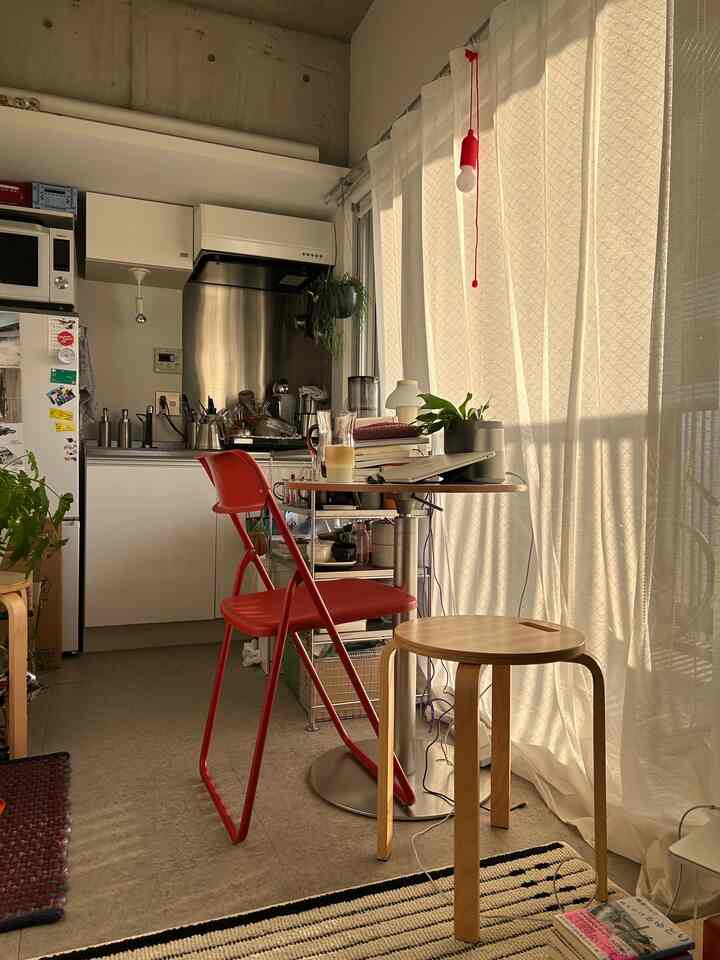 本がたくさん散らかってるのは自分の中でOKかな〜と思っています。なんなら雑多に本だけが積ままれた空間に憧れもあります。📚

#ワンルームインテリア　#ワンルーム一人暮らし　#デスク　#丸テーブル