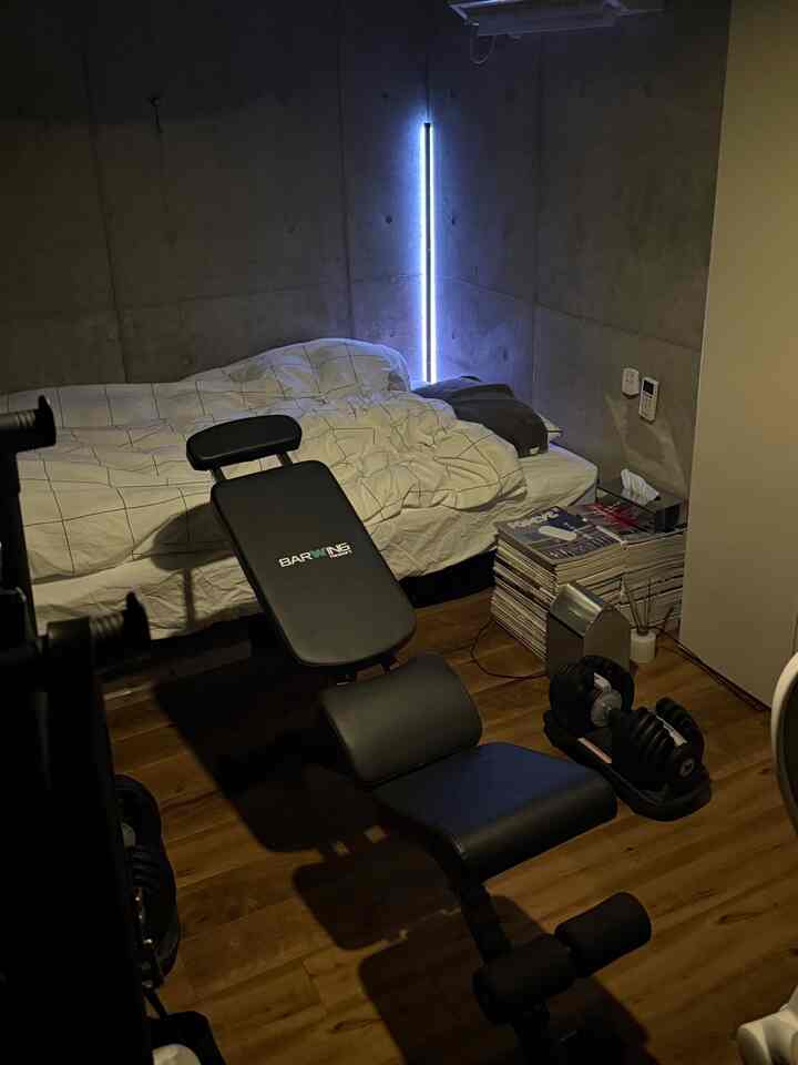 #ikea #筋トレ
#トレーニングベンチ　#ダンベル
#筋トレ器具
#寝室　#寝具　#コンクリート打ちっぱなし
#コンクリート　#1人暮らし
