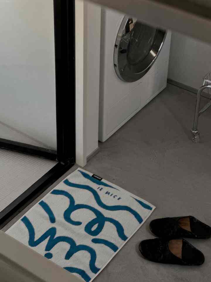 気分転換にバスマットを新調✨
タオル地のバスマットだから、ガシガシ洗えて衛生的なところが◎
#バスマット
#バスルーム
#洗面所インテリア
#洗面所
#脱衣所