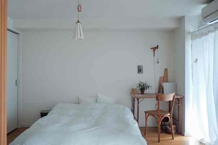 横で部屋の写真を撮ってみると、我ながら余白が多いと思う。詰まりすぎないように小物やアートが引き立つように。結構大切にしているポイントです。

#ベッドルーム #インテリアのコツ