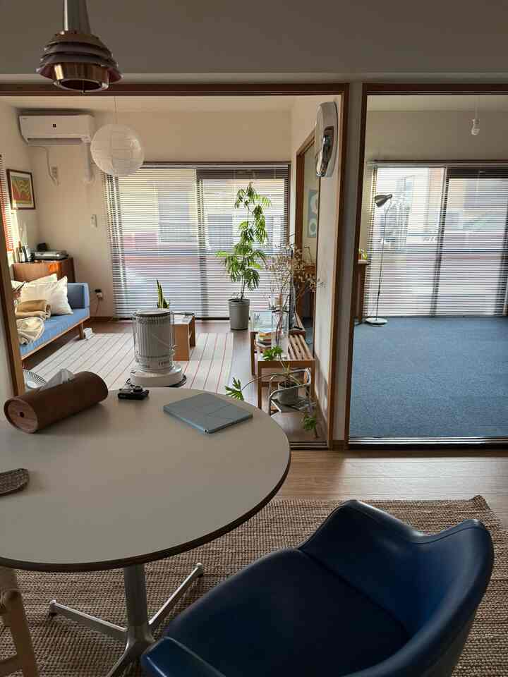 青色には洗練された印象や冷たい印象があると個人的には思うんですが、色の使い方次第で温かさを助けてくれる色にもなると思う🏠
#ナチュラルインテリア　#暮らしを楽しむ　#lifestyle #賃貸インテリア　#cozyroom #2026Ohouse新生活