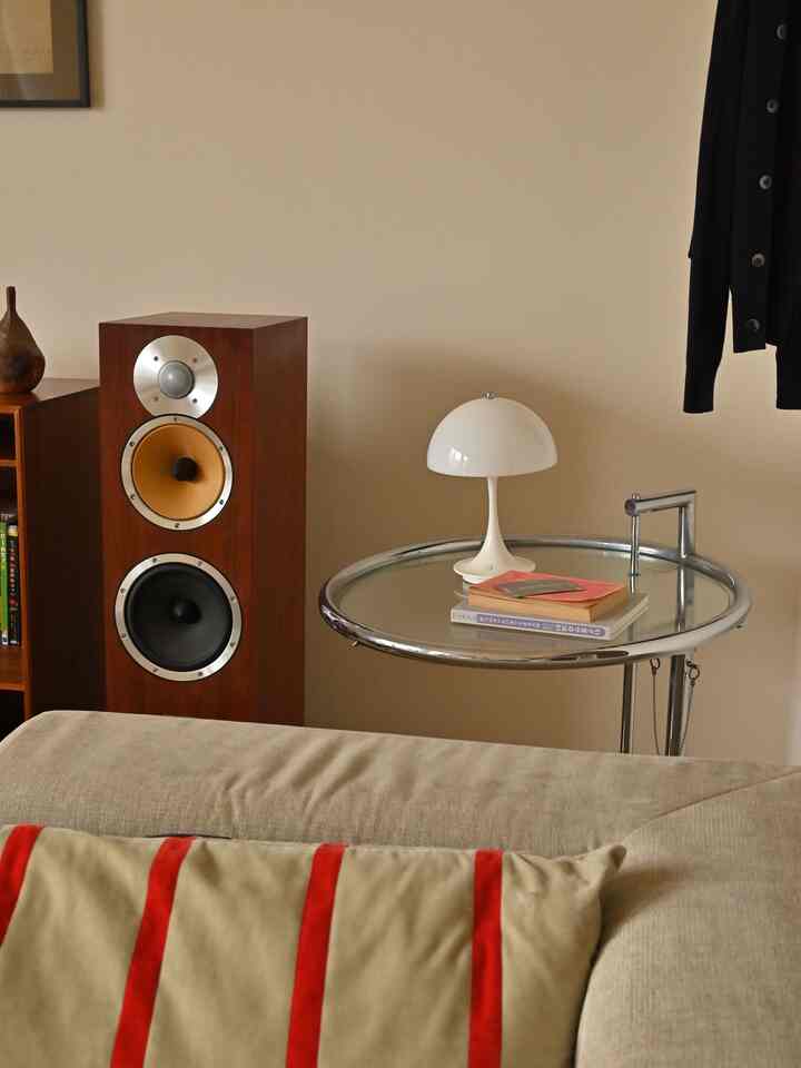 #リビング #ソファ  #本棚インテリア #サイドテーブル #ルイスポールセン 

リビングは、読む・聴く・くつろぐが交差する場所。

子どもたちとページをめくりながら、音楽が静かに流れる時間が至福です。
