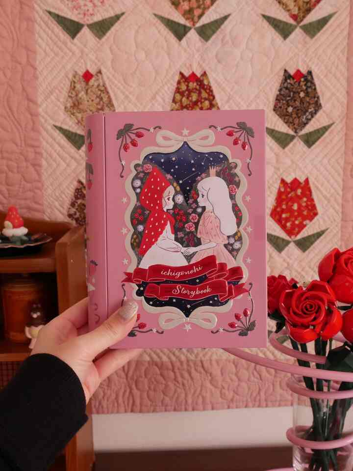 バレンタインなインテリア💌

赤、ピンク、渋めな木目の組み合わせが好きなのでチョコの缶も一緒に飾っちゃう🍫
今年1番気に入ってるのは、このおとぎばなし缶！
オンライン完売で買えずハンズで買いました🫶

毎年この時期は本当に可愛いデザインの缶がいっぱい売ってるので、厳選するのが大変です😨

#バレンタイン #リビング #リビングインテリア